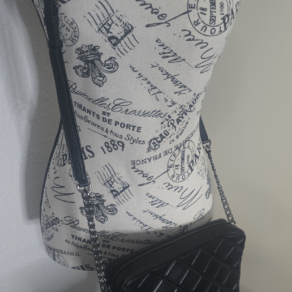Michael Kors Black Diamond Quilted Crossbody Bag W/ Gunmetal Hardware (EUC)🩶🖤 - Picture 3 of 13